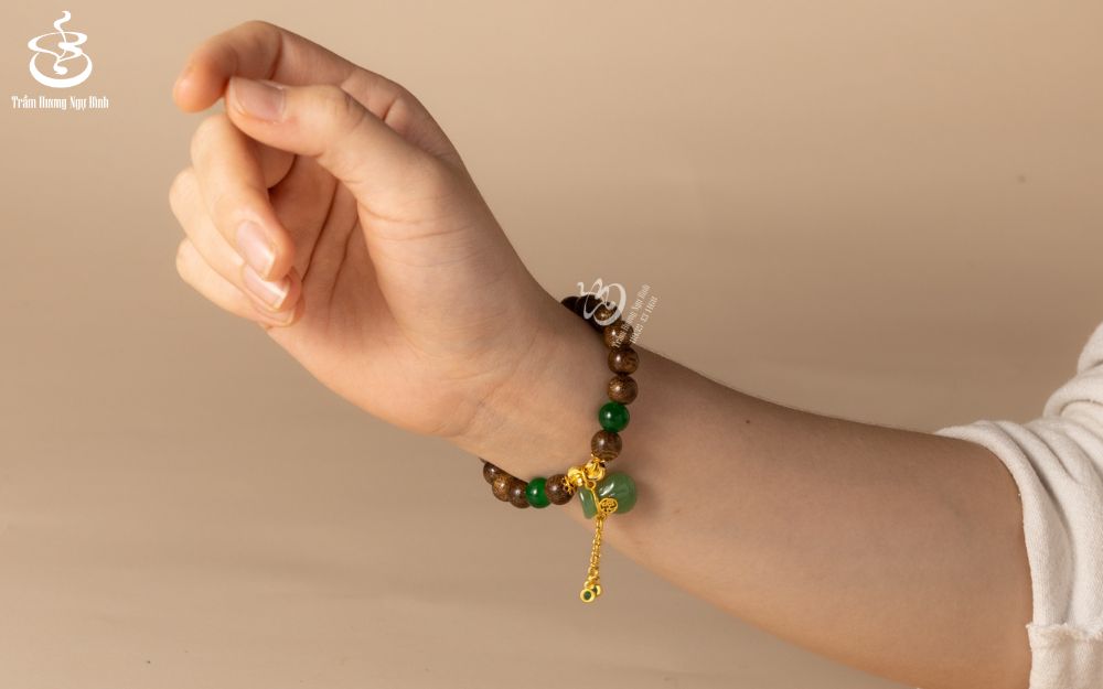 Vòng trầm đơn có thể đeo trơn hoặc phối thêm charm phong thuỷ, charm trang sức